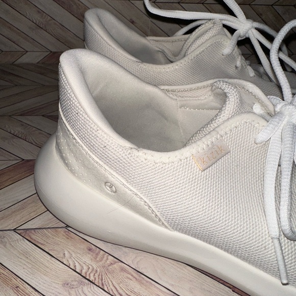 Kizik White Women’s Size 10 Athletic Workout Running Luxury Sneakers Shoes - Picture 3 of 8